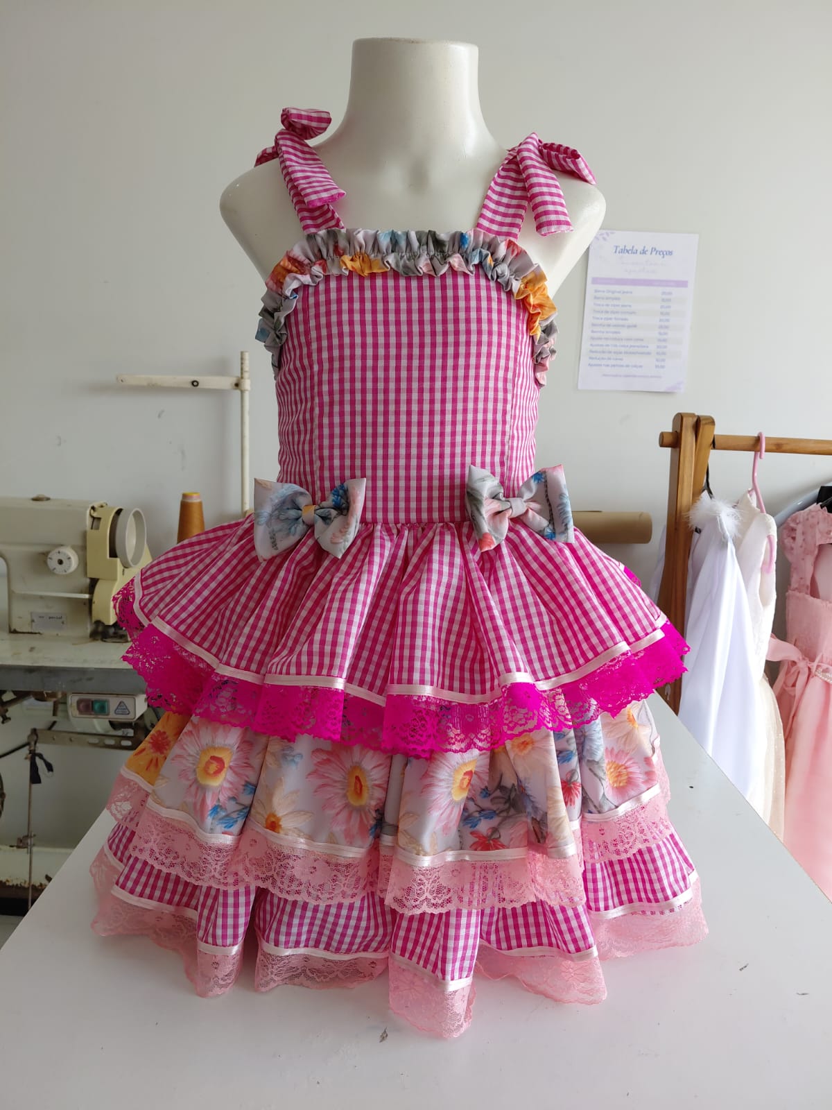 Vestido infantil rosa xadrez com renda e laços nos ombros