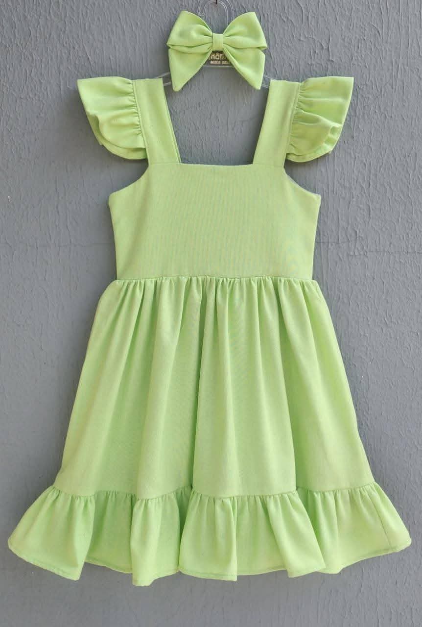 Vestido infantil verde-limão com babado e laço a jogo